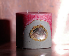 LAISVA!
Betone lieta, raudona palmių vaško žvakė su Mother Of Pearl jūrine kriaukle ir baltijos gintaru.
Vaško kiekis: 400 ml
Išmatavimai: ⌀ 9 cm
Aukštis: 9 cm
Degimo laikas: ± 80 val