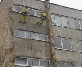 Daugiaauk&scaron;čių pastatų fasadų plovimas - Auk&scaron;talipių darbai: siūlių remontas, dažymas, tinkavimas - 2