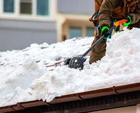 Auk&scaron;talipiai - Sniego valymas nuo stogų - 1