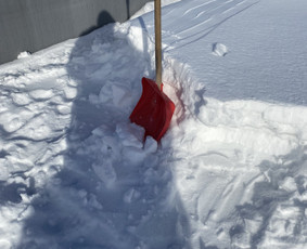 Auk&scaron;talipiai - Valome sniegą nuo stogų - 4