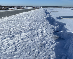 Auk&scaron;talipiai - Valome sniegą nuo stogų - 1