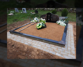 Naujos kapavietės įrengimas: pamatų betonavimas, trinkelių klojimas, tvorelės montavimas, paminklo užsakymas ir montavimas