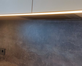 Led juostos montažas po pakabinomom spintelėm.