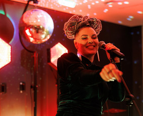 Dainininkai, muzikos grupės - Aldegunda - dainuojanti vedėja, kurios nepamir&scaron;i! - 1