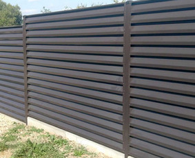 Žaliuzi tipo tvora – modernus ir estetiškas sklypo aptvėrimo sprendimas. Metalinės lamelės suteikia privatumą, praleidžia orą ir šviesą, o tvirta konstrukcija užtikrina ilgaamžiškumą bei atsparumą