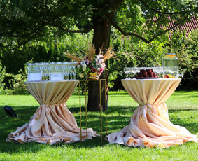 Šampano piramidė ir Vaišinimo staliukai po ceremonijos / Aušra Šniukštė - Stalo koja / Darbų pavyzdys ID 4337647