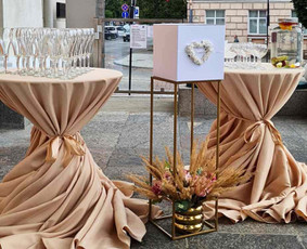 Šampano piramidė ir Vaišinimo staliukai po ceremonijos / Aušra Šniukštė - Stalo koja / Darbų pavyzdys ID 4337653