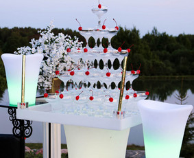 Šampano piramidė ir Vaišinimo staliukai po ceremonijos / Aušra Šniukštė - Stalo koja / Darbų pavyzdys ID 4337655