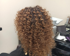 Kirpyklos, kirpėjai, stilistai - Esu kvalifikuota moterų kirpėja,koloristė - 1