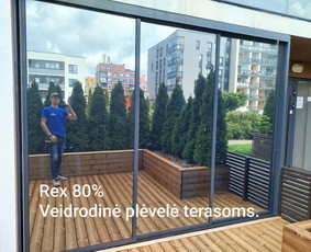 Veidrodinė plėvelė nuo saulės kaitros.