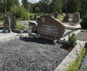Kapų apželdinimas - Kapų įrengimas, tvarkymas, paminklai, plok&scaron;tės, akmenukų - 1