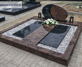 Dalinis kapavietės dengimas plokštėmis, derinyje su dekoravimu skalda
