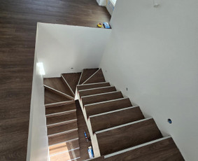 Vidaus apdailos darbai - Vinilo klojimas i&scaron;lyginamojo sluoksnio pylimas - 2