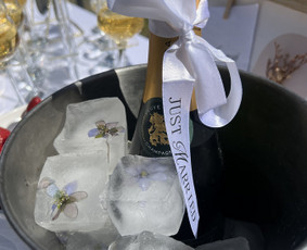 &Scaron;ampano staliukas - Putojantis pasitikimas - &scaron;ampano staliukas - 2