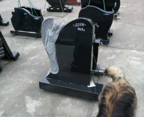 Paminklai. kapavietės dengimas akmens gaminiais  nuo 100 EUR už kvadratinį metrą. Akmens pavyzdžiai www.sculpture.lt