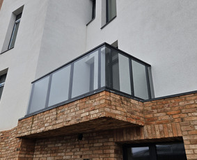 Balkonų stiklinimas - Berėmės stiklo pertvaros, plieniniai turėklai, projektavimas - 2