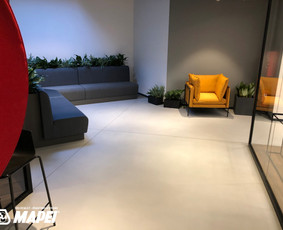 ULTRATOP dekoratyvinio betono grindų danga. Natūralus efektas. Bendradarbystės erdvė "Talent Garden" Vilniuje. 
http://velvemst.lt/uploads/517_ultratop_lt_160318.pdf