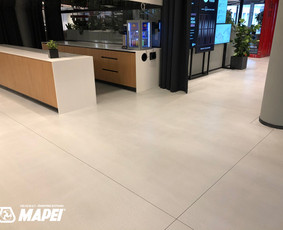 ULTRATOP dekoratyvinio betono grindų danga. Natūralus efektas. Bendradarbystės erdvė "Talent Garden" Vilniuje. 
http://velvemst.lt/uploads/517_ultratop_lt_160318.pdf