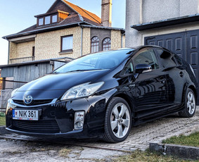 Lengvųjų automobilių nuoma - Nuomojamas Toyota Prius 3 su dujų įranga - 1
