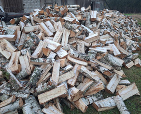 Aplinka, sodas - Skaldytos kalademis malkos - 1