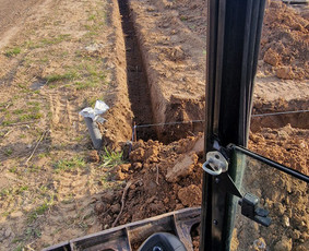 Tran&scaron;ėjų kasimas - Žemės kasimo, polių gręžimo paslaugos 3.6t ekskavatoriumi - 3