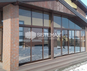 Stumdomos ir nejudančios sienelės iš 4-5-6mm grūdinto stiklo.
Profiliai yra dažomi milteliniu būdu.
