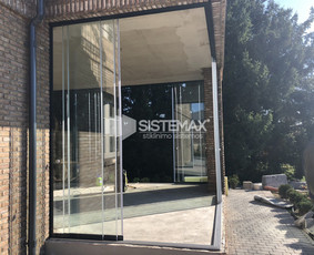 Stumdomos ir nejudančios sienelės iš 8-10mm grūdinto stiklo.
Profiliai yra dažomi milteliniu būdu.
