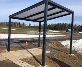 Aliuminio stoginės iš stiklo arba polikarbonato dangos.
Stoginė turi integruotą, nematomą lietaus nuvedimo sistemą.
Stoginės gali būti stiklinamos stumdomomis sienelėmis.