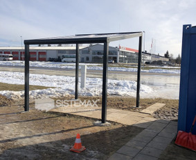 Aliuminio stoginės iš stiklo arba polikarbonato dangos.
Stoginė turi integruotą, nematomą lietaus nuvedimo sistemą.
Stoginės gali būti stiklinamos stumdomomis sienelėmis.