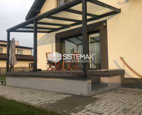 Aliuminio stoginės iš stiklo arba polikarbonato dangos.
Stoginė turi integruotą, nematomą lietaus nuvedimo sistemą.
Stoginės gali būti stiklinamos stumdomomis sienelėmis.