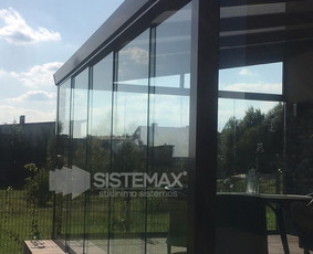 Aliuminio stoginės iš stiklo arba polikarbonato dangos.
Stoginė turi integruotą, nematomą lietaus nuvedimo sistemą.
Stoginės gali būti stiklinamos stumdomomis sienelėmis.