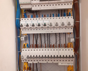 Suprojektuotas ir sujungtas elektros skydas. Hermetiškas legrand skydas, 72 mod. Sumontuota impulsinė relė, kuri įsijungs/išsijungs ne tik nuo mygtukų name, bet ir mobiliąja aplikacija.