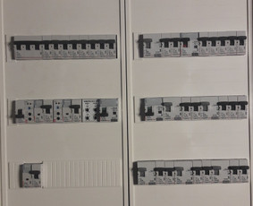 Elektros skydas, jame paslėpta kažkiek automatikos: ylajų šildymo termostatas, dvi foto rėlės įjungiančios kiemo ir fasado apšvietimą , relė, kuri kilus gaisrui atjungs rekuperaciją.