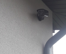 Sumontuota vaizdo stebėjimo kamera Hikvision.