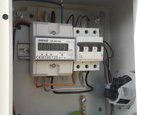 Trifazis elektros skaitliukas gręžinio elektros sąnaudų apskaitai, taip būna kai vandentiekiu dalinasi keleri kaimynai :)