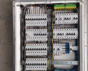 Dar vienas elektros skydas. Kaip visada viskas smulkmeniška ir daryta su meile. Sumontuota foto relė, kuri automatiškai įjungs/išjungs fasado ir sodo apšvietimą atėjus nakčiai/dienai.