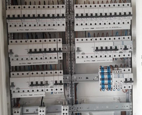 Suprojektuotas ir sujungtas elektros skydas. Viskas išskaidyt pakankamai smulkiai, nemažai nuotekio relių, kad visos grupės būtų kuo mažiau priklausomos viena nuo kitos ir būtų kuo saugiau.
