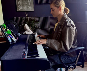 Muzikos mokytojai - Studio34 - Vokalo, gitaros, pianino ir būgnų pamokos. - 2