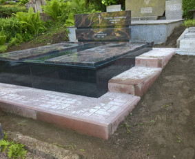 Granito plok&scaron;tės kapams, dengimas - Paminklai, paminklų gamyba, kapų tvarkymas, plok&scaron;tės kapams - 1