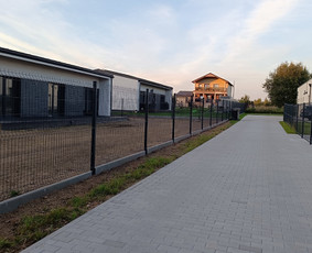 Tinklinės tvoros - Kokybi&scaron;kas 3D tvorų montavimas / Segmentinių tvorų įrengimas - 3