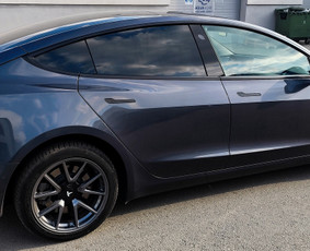 Tesla stiklų tamsinimas kokybiška plėvele.