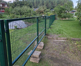Medinės tvoros - Segmentinių, skardinių, medinių tvorų montavimas. - 3