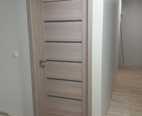 Iš MDF, Baltarusiškos durys.
Staktų surinkimas, apvadų pakalimas,vyrių prisukimas,rankenų sudėjimas ir montavimas