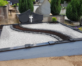 Kapavietės dekoravimas skalda, gėlyno atskyrimas plastikiniais vejos bortais, apželdinimas.