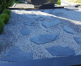 Kapavietės dekoravimas skalda, gėlyno atskyrimas plastikiniais vejos bortais, apželdinimas.