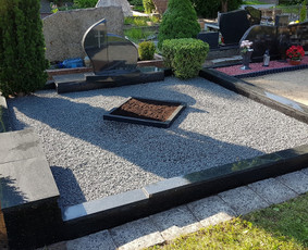 Kapavietės dekoravimas skalda, gėlyno atskyrimas plastikiniais vejos bortais, apželdinimas.
