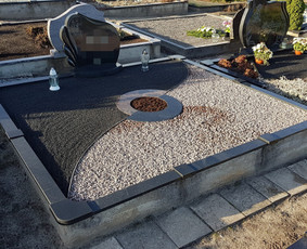 Kapavietės dekoravimas skalda, gėlyno atskyrimas plastikiniais vejos bortais, apželdinimas.