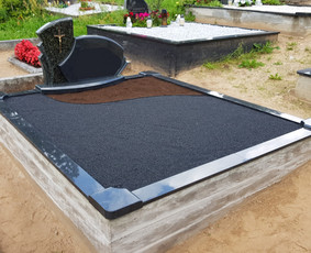 Kapavietės projekto įrengimas, paminklo bei granito bortelių montavimas, dekoravimas skalda.