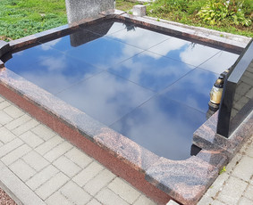 Kapavietės klojimas akmens masės arba granito plytelėmis.