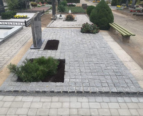 Skaldytų granito trinkelių klojimas ant žvyro/acijų arba ant betono pagrindo.